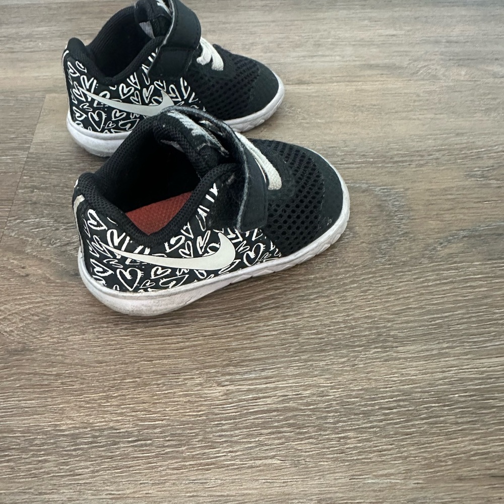 Nike Flex Experience RN5 baby size 3C white heart print slip on sneaker